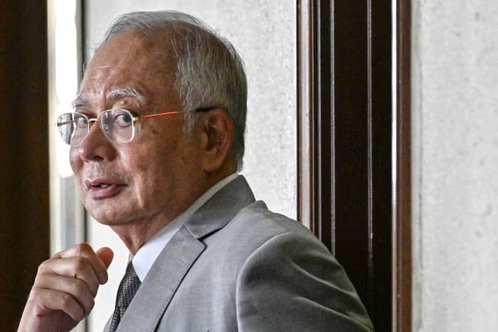 WAZIRI MKUU WA ZAMANI WA MALAYSIA AHUKUMIA MIAKA 15 JELA