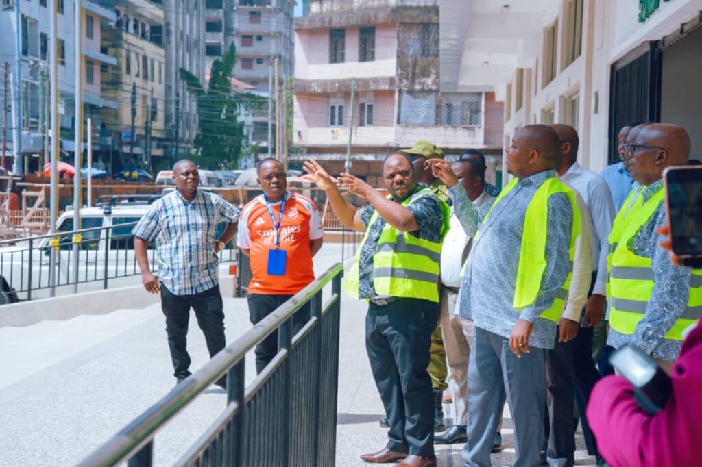 WAZIRI TAMISEMI ATAKA KILA MFANYABIASHARA SOKO LA KARIAKOO AKATE BIMA