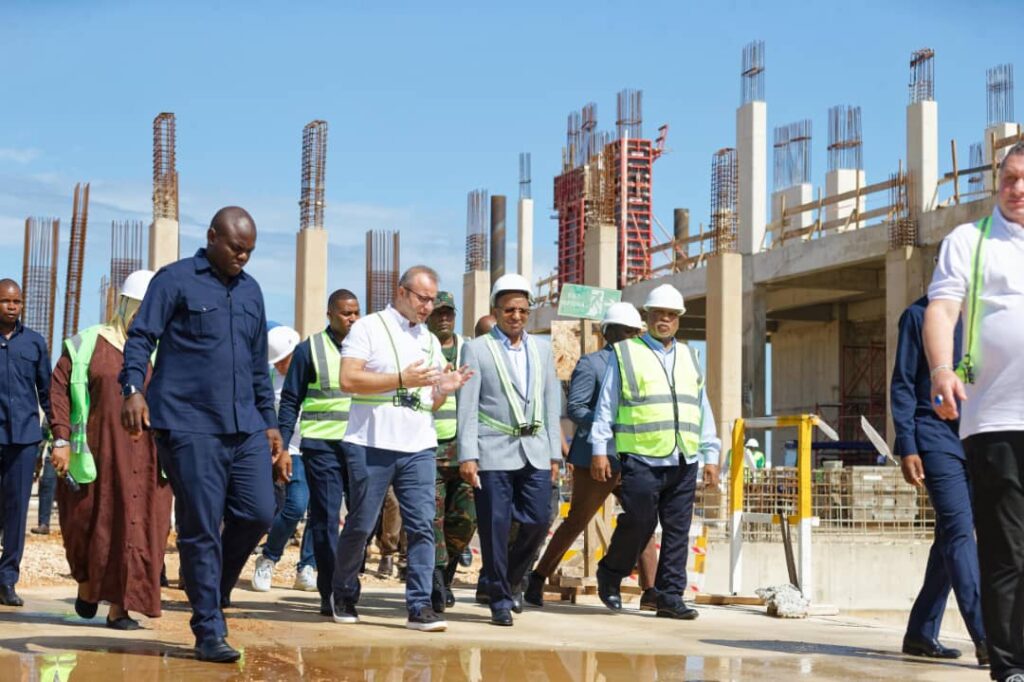 RAIS DKT.MWINYI AKAGUA MRADI WA MJI WA AFCON FUMBA, AANGALIA MAENDELEO YA UWANJA
