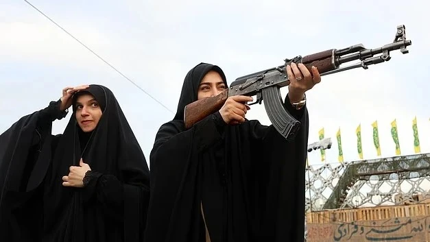 WANAWAKE TEHRAN WAPEWA MAFUNZO YA SILAHA HUKU MVUTANO WA IRAN NA MAREKANI UKIONGEZEKA